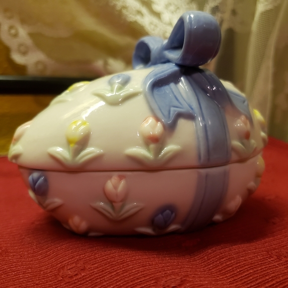 Vtg Porcelain Easter Egg Trinket Box Flowers & Bow - Picture 2 of 10